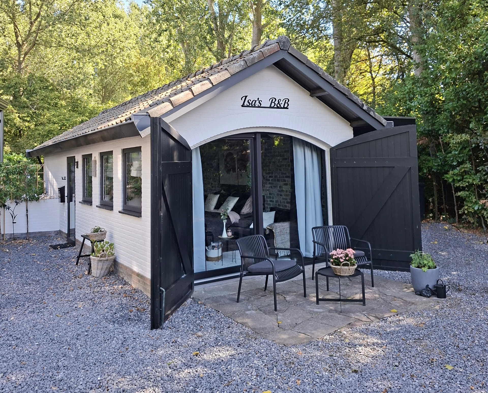 Het Tiny House van Isa's B&B in Axel met terras en grindpad