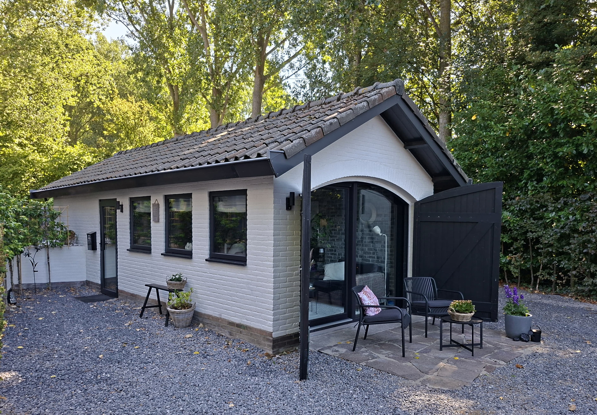 Het Tiny House van Isa's B&B in Axel met terras en grindpad